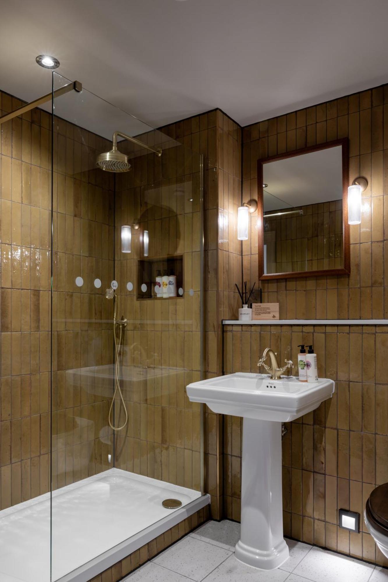 Teller'S Arms Hotel Фарнъм Екстериор снимка