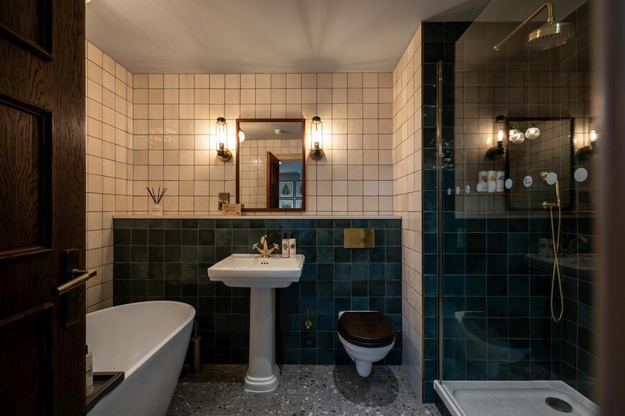 Teller'S Arms Hotel Фарнъм Екстериор снимка